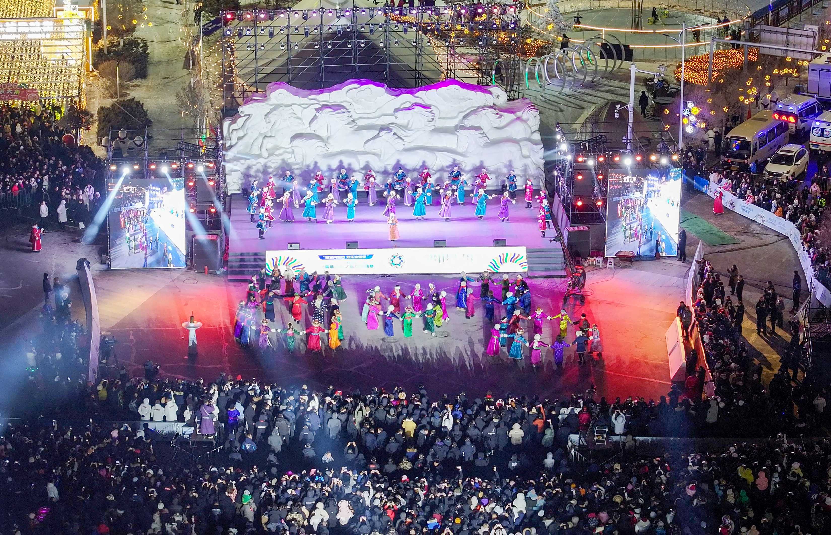 “歌游内蒙古 欢乐冰雪季”2026乌兰察布第三届冰雪那达慕之驼马争霸赛启幕